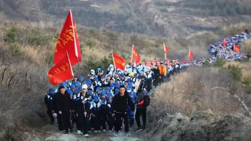 寧夏2300名師生徒步54公里祭英烈。