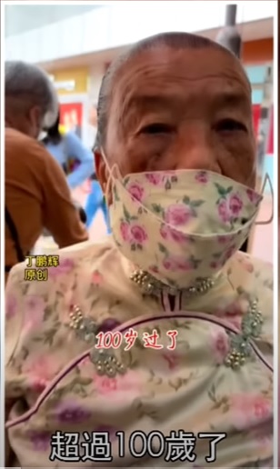 早前一段网上短片，107岁的《事头婆》莲婆婆表现相当精灵，遂于网上引起话题。