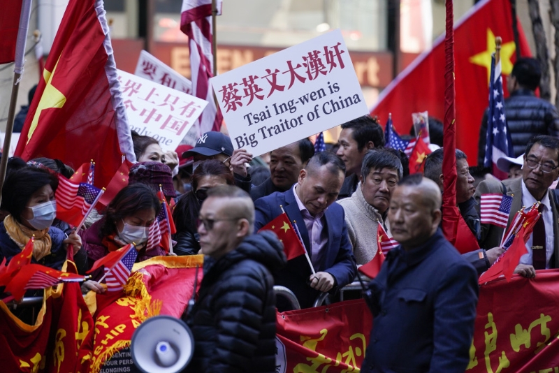 有華人在酒店外抗議蔡英文在美國活動。 美聯社
