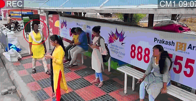 影片开头看到一个印度的巴士站。