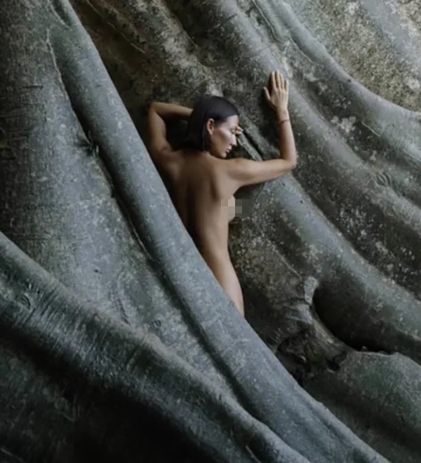 俄羅斯女子Luiza Kosykh全裸與聖樹拍照。 IG