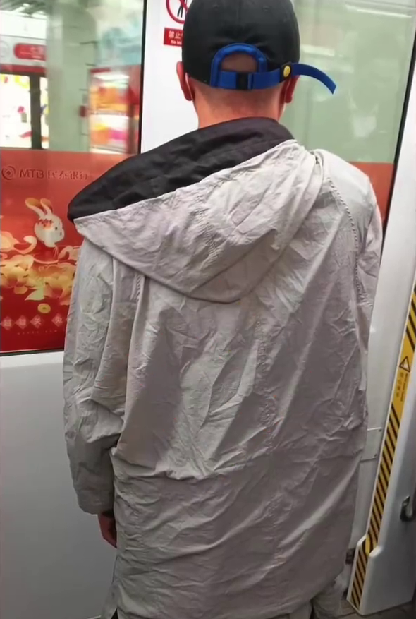 網民爆料杭州地鐵車廂內有男子除褲猥褻女孩。