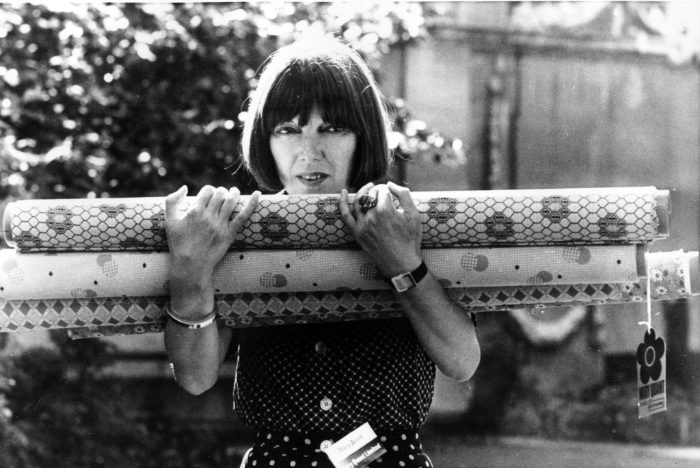 1974年Mary Quant抱着用于设计的布料