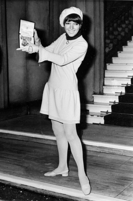 1966年11月，Mary Quant身穿迷你裙洋装赴白金汉宫接受女王颁赠勋章