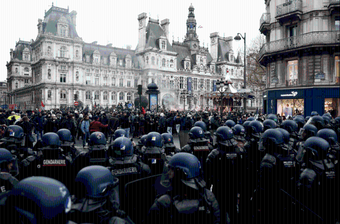 法国政府的退休金改革获得宪法委员会批准后，法国宪兵在巴黎市政厅前的示威活动中戒备。路透社