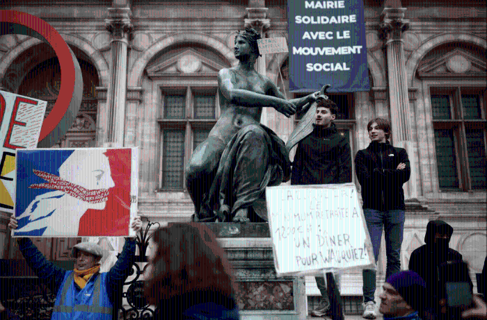 抗议者聚集在巴黎市政厅前