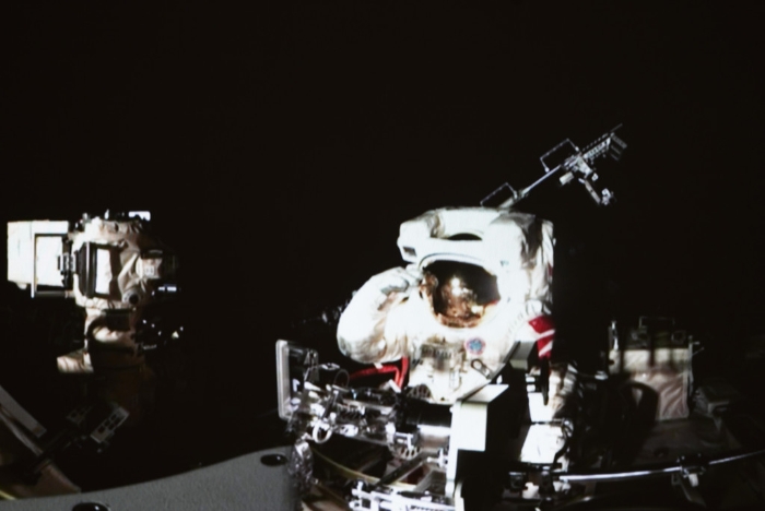 航天员费俊龙结束出舱任务返回问天实验舱时敬礼的画面