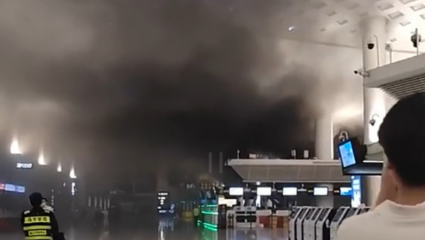 浙江杭州萧山国际机场的客运大楼4月16日深夜冒出浓烟