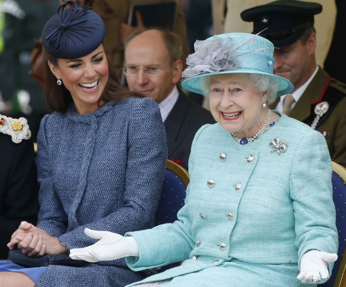 2012年6月，凯特陪同已故英女皇伊利沙伯二世出席儿童体育活动