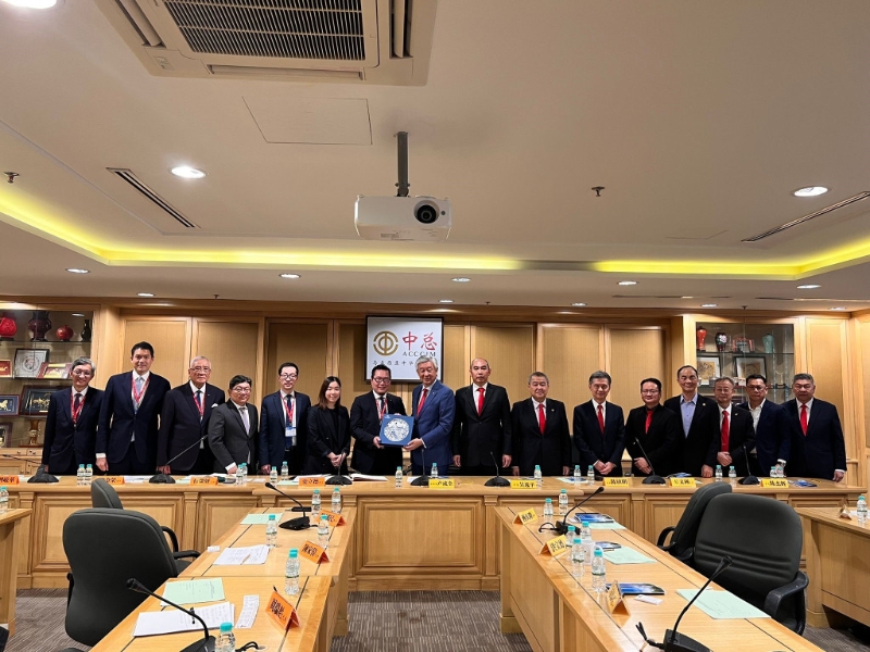 香港中华厂商联合会马来西亚交流团与马来西亚丹斯里拿督、上议员卢成全等会面。 郭咏欣摄