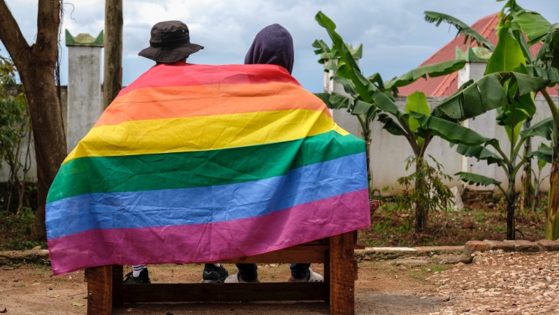 一对乌干达同性恋人群披彩虹旗合照。 美联社