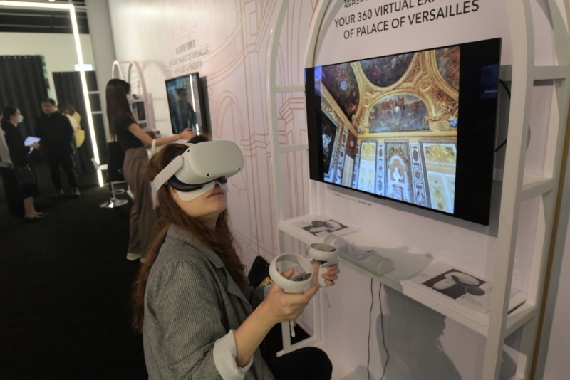 在「凡尔赛宫之创新：虚拟现实体」中，设有「凡尔赛宫3D画廊」，观众可360度浏览凡尔赛宫内的精选建筑。 褚乐琪摄
