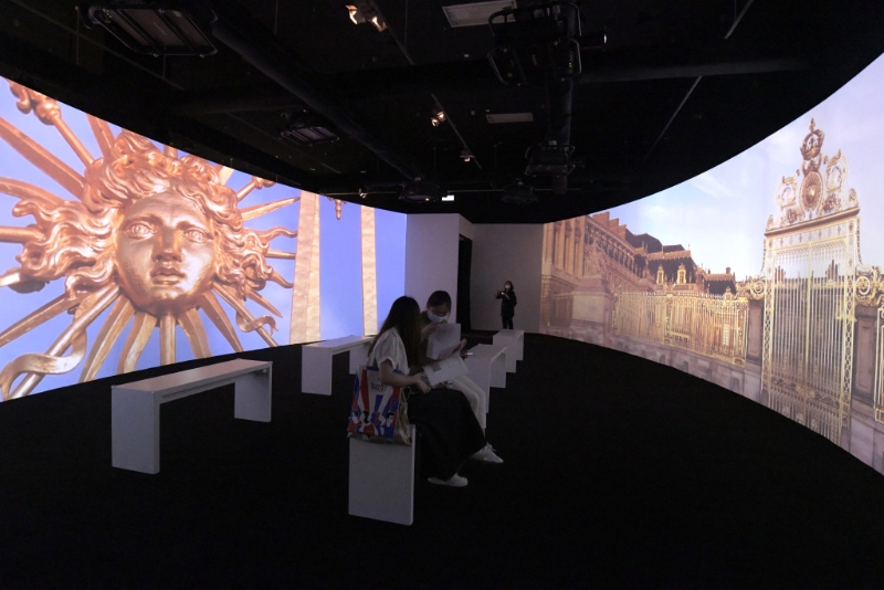 在「凡尔赛宫之辉煌璀璨」展区，则以360度全景映像呈现凡尔赛宫最着名的宫室。 褚乐琪摄
