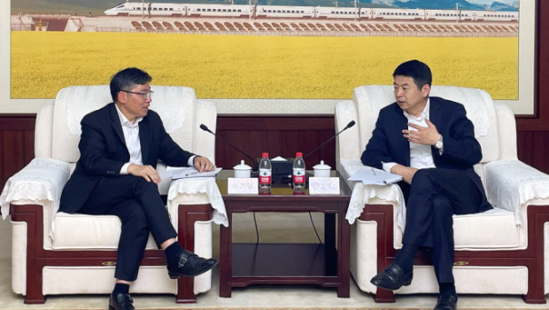 林世雄（左）与国家铁路局局长费东斌（右）会面