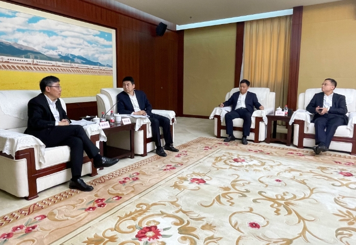 林世雄（左一）在北京与国家铁路局局长费东斌（左二）及铁路局其他代表会面