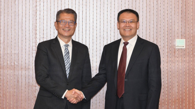 陈茂波继续访问北京的行程，并到访国家财政部，与副部长王东伟（右）会面