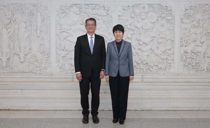 陈茂波（右二）与国家商务部副部长郭婷婷（左三）会面