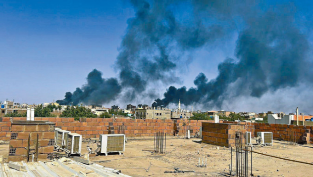 苏丹首都喀土穆一家医院附近上周五冒起硝烟。