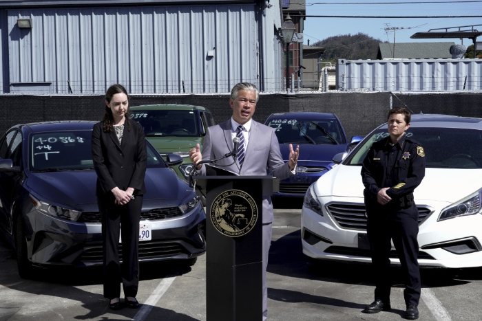 加州总检察长邦塔（Rob Bonta，中）呼吁召回韩系车