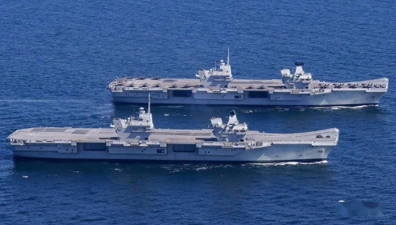 2021年5月，拥有舰载机的“伊丽莎白女王”号（远处）和尚在海试的“威尔士亲王”号组成双航母编队。