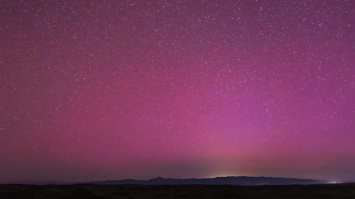 新疆天空出现紫红色极光