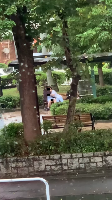 网络疯传一段中学生情侣在公园内亲热越轨的影片。