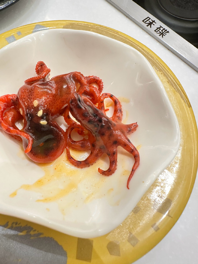 上海女网民在争鲜吃到蓝环章鱼，拍下照片求证。