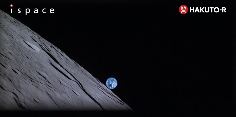 ispace周一发布4月20日M1登月舱从月球高空100公里处拍摄的月球表面与地球照片。