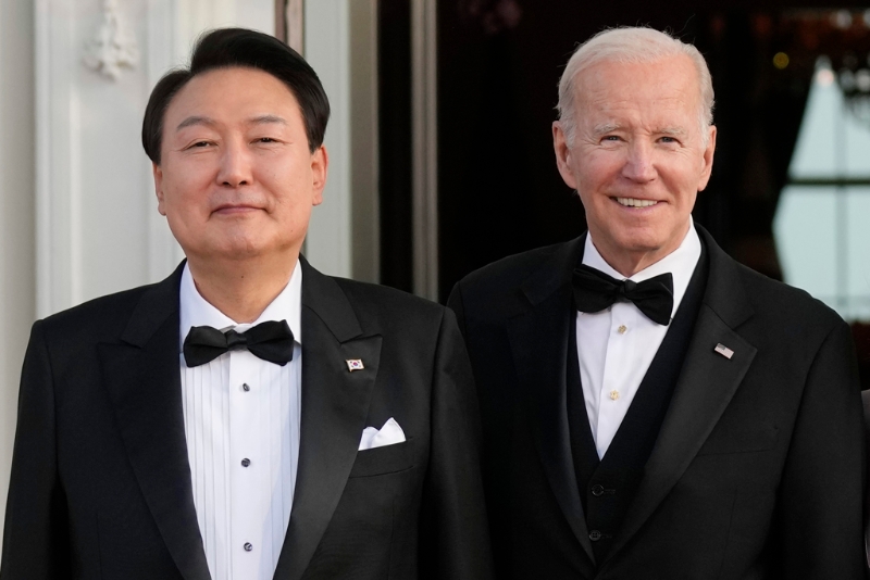 韩国总统尹锡悦（左）访问美国