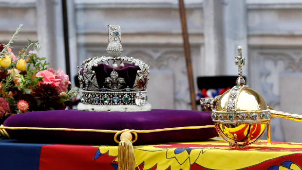 英女王出殡时，帝国皇冠（Imperial State Crown）放置在其灵柩上