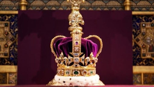2013年为纪念已故英女王伊利沙伯二世加冕60周年，圣爱德华皇冠从伦敦塔移至西敏寺展示