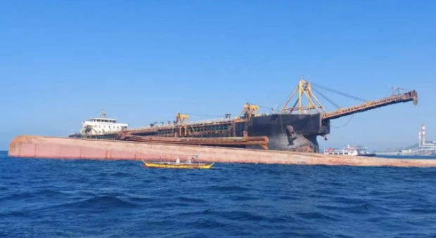 运砂船在菲律宾巴丹省东南海域遇事故翻沉。