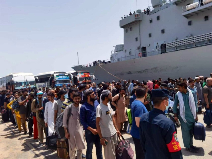 巴基斯坦侨民登“微山湖舰”撤离苏丹