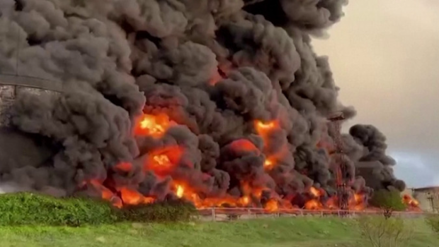 克里米亚储油厂发生大火，遭烈焰吞噬画面曝光