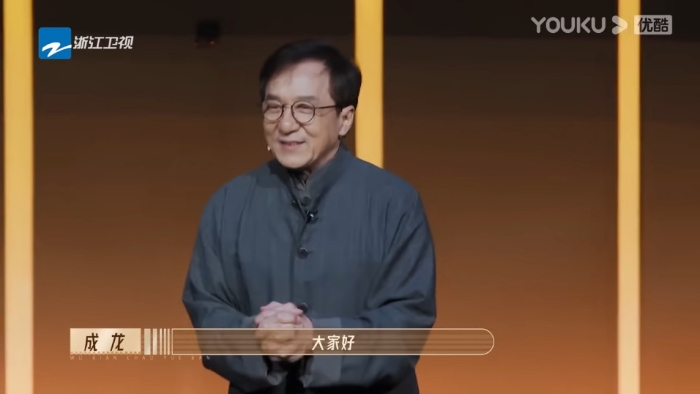 成龙近日于内地浙江卫视与TVB合作的演技竞演综艺节目《无限超越班》中，以节目召集人身份作分享