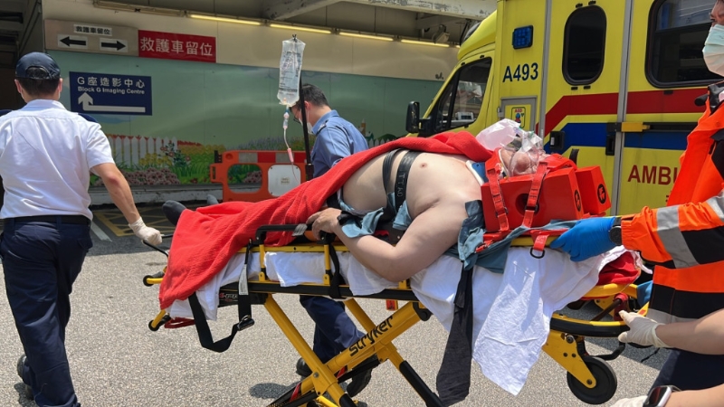来自内地的旅客、67岁哈萨克斯坦男子阿克拜尔，4月28日在土瓜湾遇上车祸，目前仍在伊利沙伯医院深切治疗部（ICU）留医，情况反复。