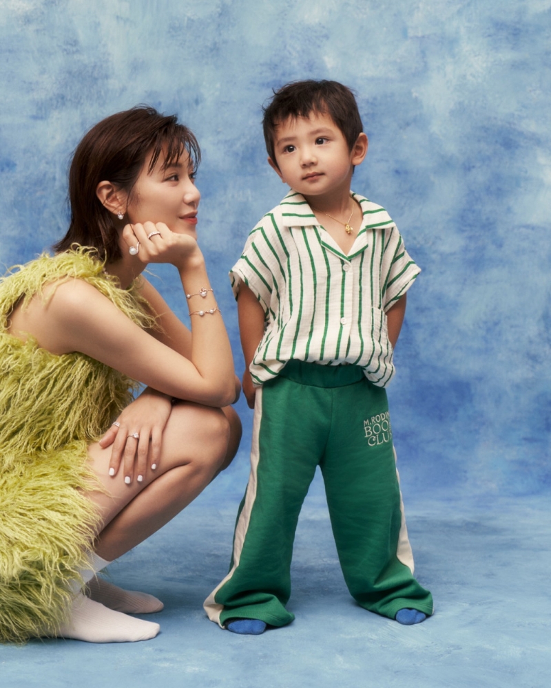 倪晨曦特意与囝囝配衬绿色母子造型，玩味色彩突出珠宝时尚的一面。