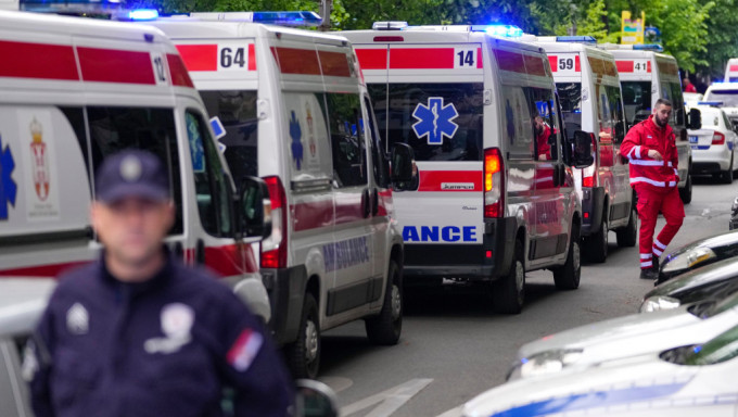塞尔维亚首都贝尔格莱德一间学校发生枪击案，多架救护车赶到现场