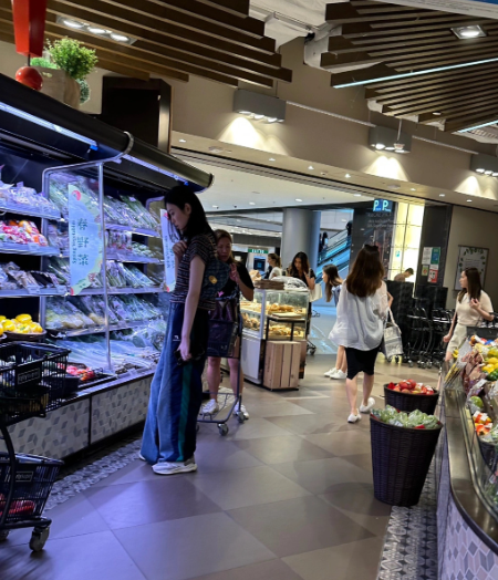 有网民在中环IFC一家高级超市巧遇奚梦瑶，大赞她皮肤好、非常瘦、有气质。
