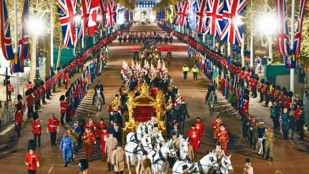 英国日前彩排查理斯三世与卡米拉在加冕礼后，乘坐黄金马车返回白金汉宫