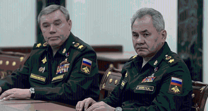 俄罗斯国防部长绍伊古（右）与总参谋长格拉西莫夫