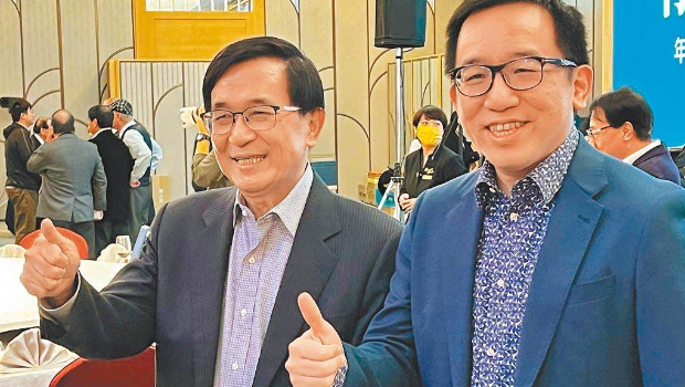 陈水扁之子、民进党高雄市议员陈致中（右）因洗钱罪判刑1年，11日将报到入监服刑