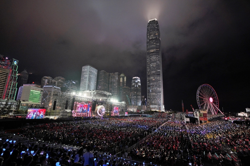 周杰伦在中环海滨举行的7场《嘉年华世界巡回演唱会2023香港站》昨晚（5日）开锣，全场2万名粉丝座无虚席。