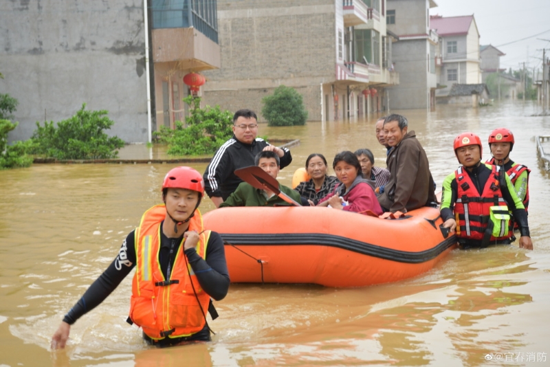 江西水灾，救援人员疏散被困人员。