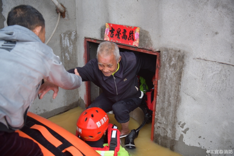 江西水灾，救援人员疏散被困老人。