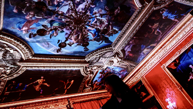 向参观者介绍凡尔赛宫，这座法国最享负盛名的世界文化遗产