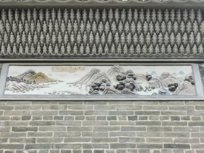 大魁阁塔塔身的灰塑描绘了大岭村早期的村落景象