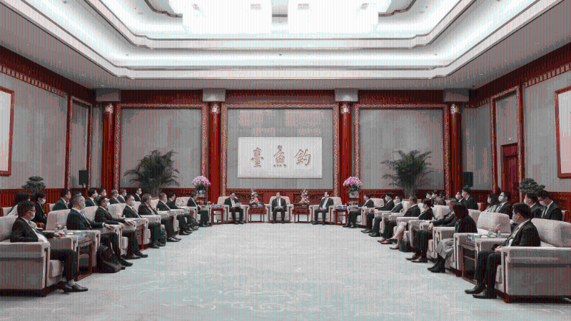 国务院港澳办主任夏宝龙在北京会见香港工业总会访京团。 港澳办