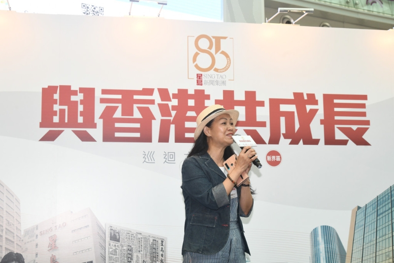 青田之优音乐艺术学院代表刘老师称笑指星岛新闻集团陪着她成长，今次特别安排演出伴香港人成长的地道儿歌包括跳飞机等