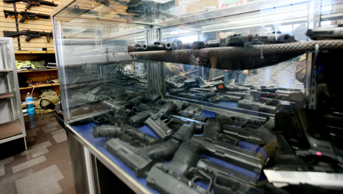 维珍尼亚州一家枪店的手枪展示柜。 新华社